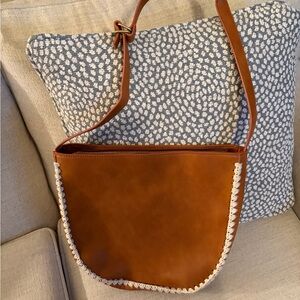 Elegant Tan Shoulder Bag with Cream Detailing